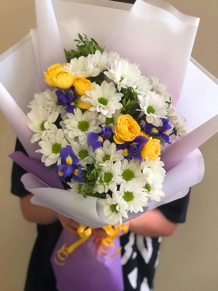 Букет цветов из: Ирисы, Хризантемы и Розы в Супсех