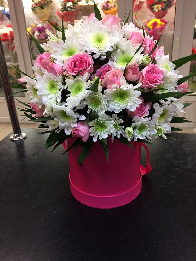 Цветочная композиция из Розы и Хризантемы в шляпной коробке в Супсех