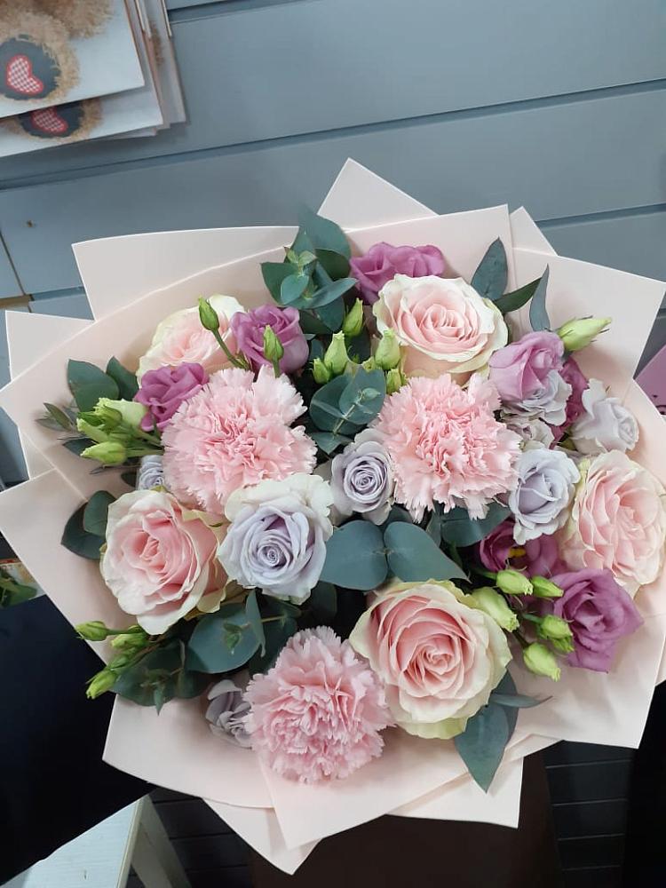 Букет цветов из: Розы, Гвоздики и Лизиантусы в Супсех